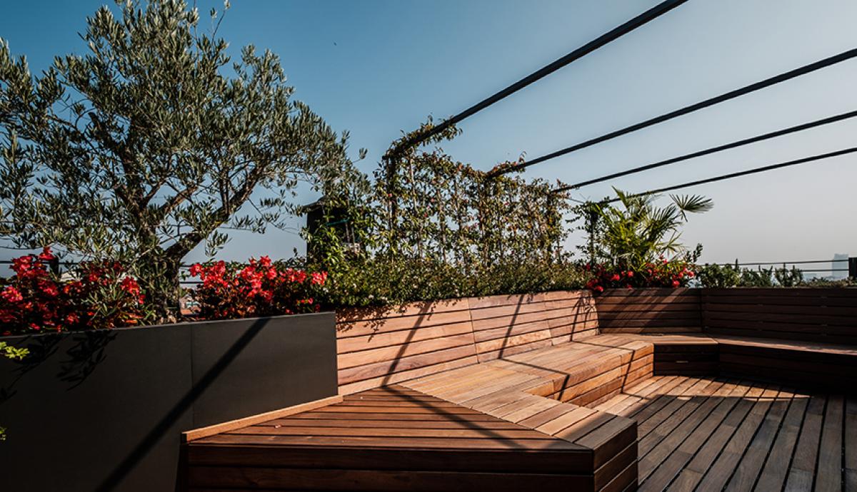 Appartamento di design con ampia terrazza rivestita in legno da esterni